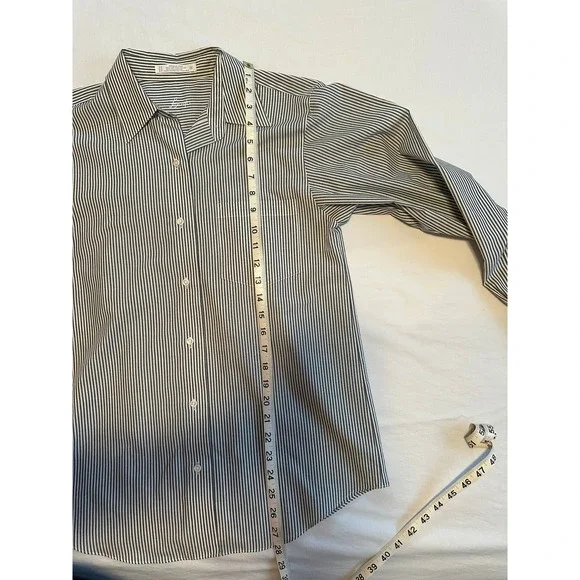Foxcroft, size 4, Striped Wrinkle Free Button Down Collard‎ Shirt - Picture 5 of 8